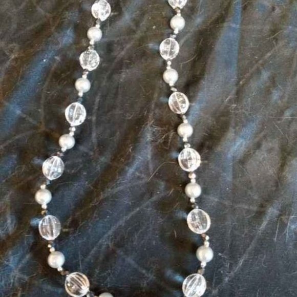BEADED AND FAUX LIGHT GRAY PEARL NECKLACE W/ CLEAR GROOVED CRYSTAL OVAL SHAPED - Picture 4 of 6